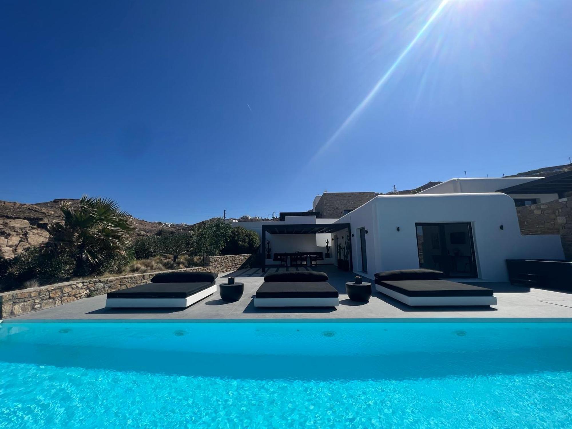 Black And White Ftelia - Mykonos Villa